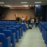 Ci facciamo largo tra le poltroncine azzurre dell'aula per scambiare due chiacchiere con i protagonisti del progetto
